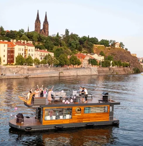 Prag Partyboot + offene Bar + kleinwüchsiger Entertainer Prag Partyboot + offene Bar + kleinwüchsiger Entertainer